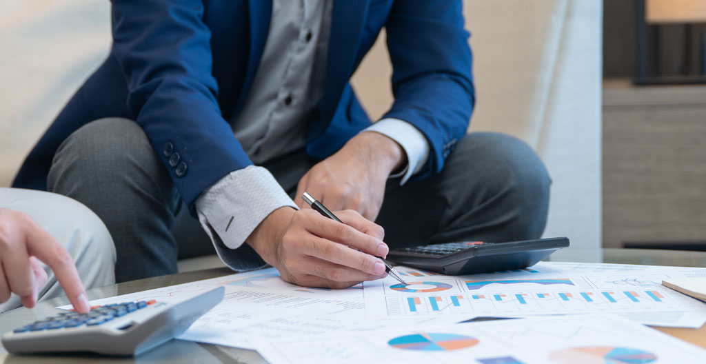 Tablette affichant interface de gestion d'assurance vie multisupport avec graphique de répartition fonds euros et unités de compte, posée sur bureau avec relevés de compte